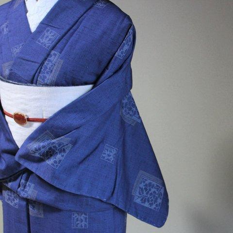 青み紺に色紙花柄が大人の色香　裄66ｃｍ　　ウール　　和裁師手縫い着物