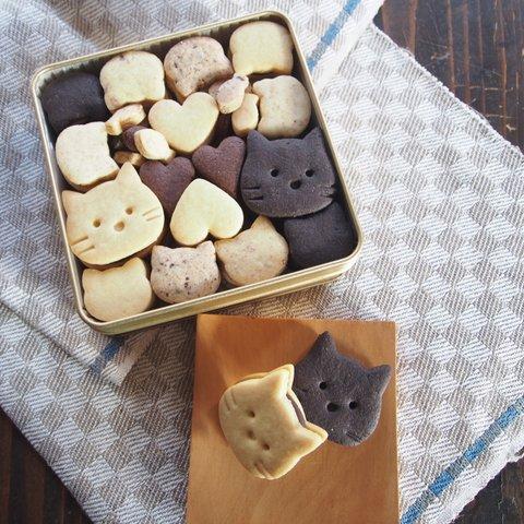 「ねこたちとLOVE♪チョコサンドクッキー缶」(M)【期間限定缶】