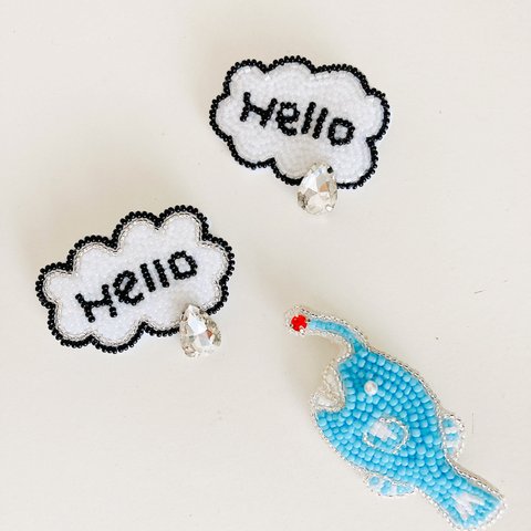 Hello ビーズ刺繍ブローチ