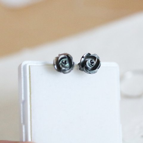 【再販】薔薇型ブラックシェルのスタッドピアス（8mm・サージカルステンレス）