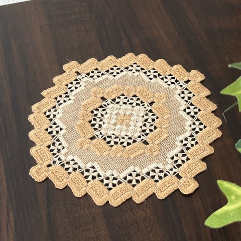 ハーダンガー刺繍のドイリー