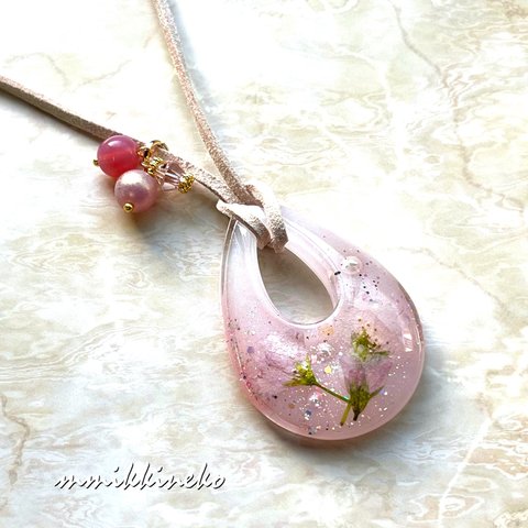 (再販)桜の花🌸の大ぶり革紐ネックレス