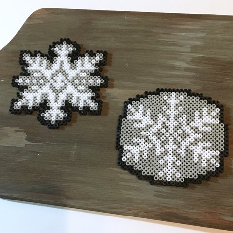 【送料込☆アイロンビーズ☆雪の結晶オーナメント☆モノトーン☆2種】