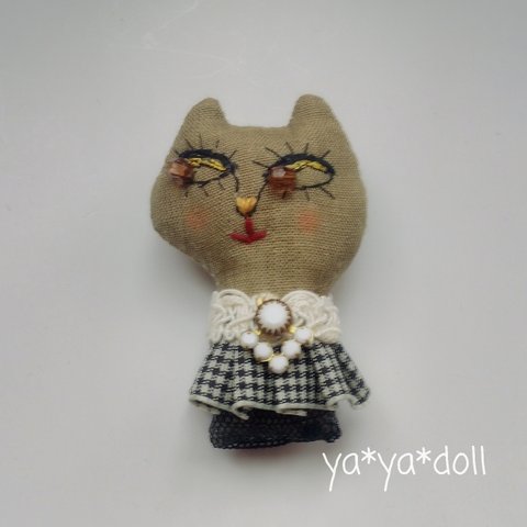 猫人形　ブローチ　リネン☓ギンガム　ya*ya*doll 