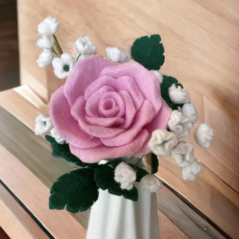 フェルトフラワー　薔薇とかすみ草　ピンク