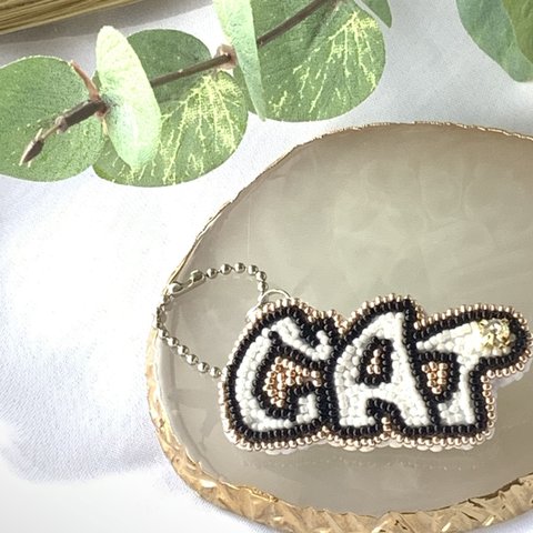 送料無料⭐️ ビーズ刺繍ブローチ　バッグチャーム　cat文字