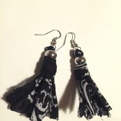 バンダナタッセルピアス(black)