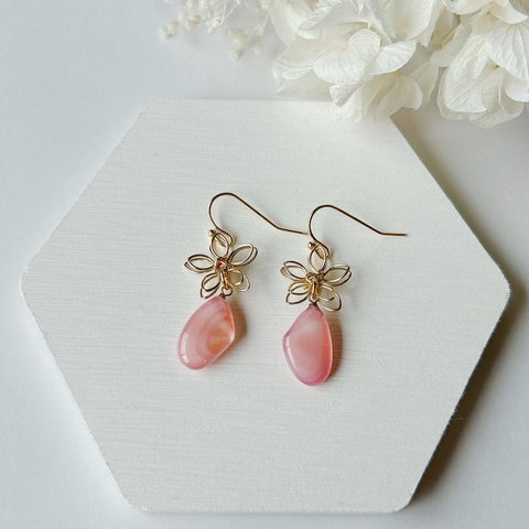 桜貝とワイヤーフラワーのピアス