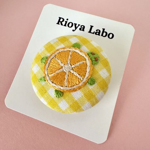  【お試し価格✨送料無料】手刺繍＊くるみボタンマグネット【みかんカメさん/黄ギンガム】