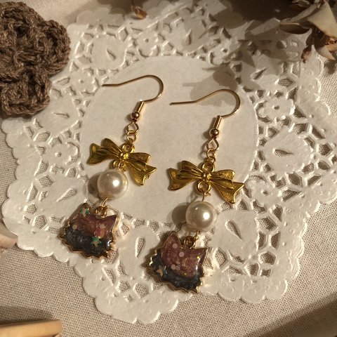 ＊ハンドメイド＊レジンゆらゆらニャンコのピアス①