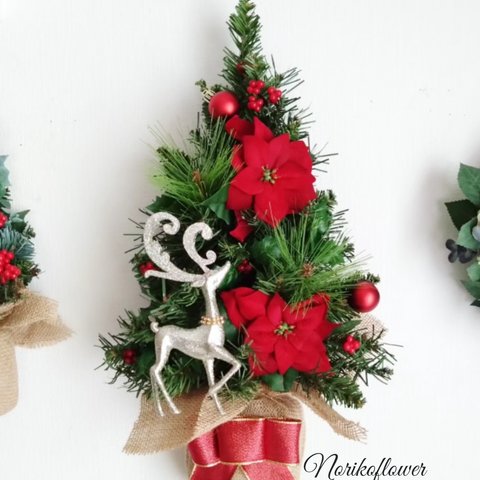 ウォールデコツリー　壁に飾れるクリスマスツリー　壁掛けツリー　シルバートナカイとポインセチア　クリスマスツリー 　アーティフィシャルフラワー　(造花) 約48㎝