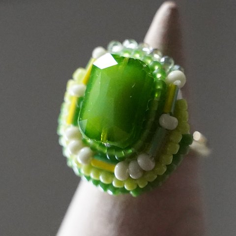 おしゃべりな指輪　83　フリーサイズ　ビーズ刺繍のリング　グリーン　イエロー