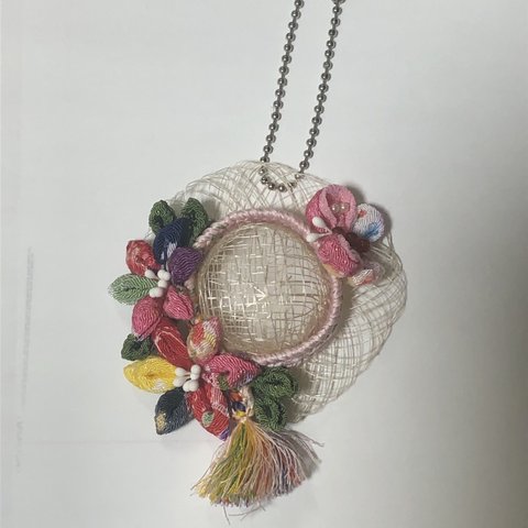 ◇つまみ細工チャーム◇ハンドメイド!!　麦わら帽子　つまみ細工のお花と蝶々♪