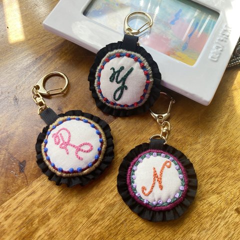 刺繍のイニシャルチャーム（キーホルダー）【N】