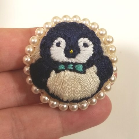sale!ペンギンのほっこり手刺繍ブローチ★スワロフスキーパール
