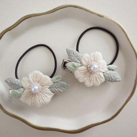 白い花刺繍の2wayヘアゴム ✤ 1個 (No.135) ゆり