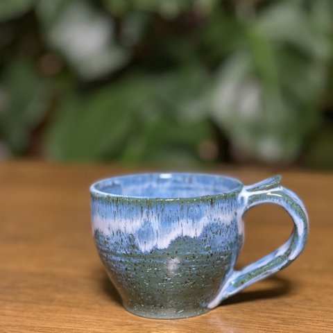 海の白波🌊か新緑の山々🗻を思わせる釉薬の流れが美しいコーヒーカップ