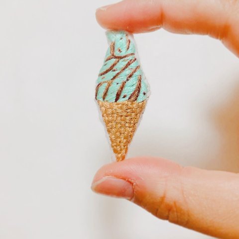 甘爽！チョコミントなソフトクリームの刺繍ブローチ