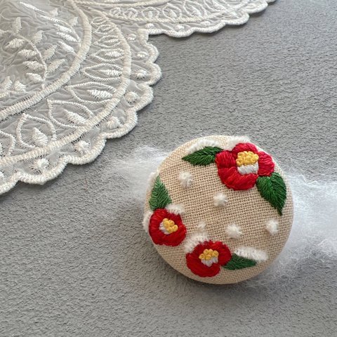 刺繍ブローチ　雪積もる椿　冬　花　お正月　くるみボタン　和風