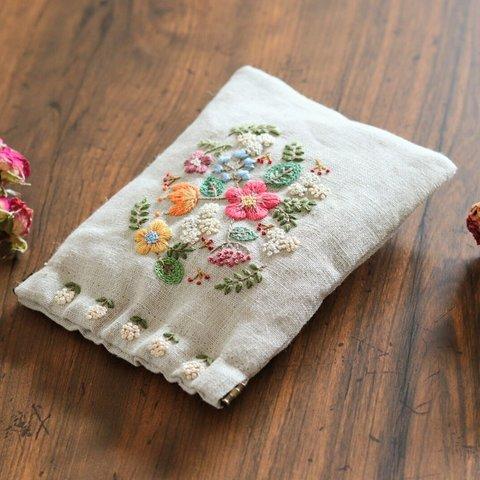 手刺繍のバネポーチ（フラワーガーデン）