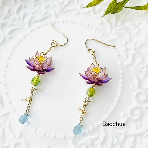 水面に浮かぶ蓮の花イヤリング/ピアス