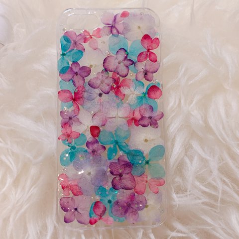 カラフルアジサイ。多色使いで華やかな押し花iPhoneカバー