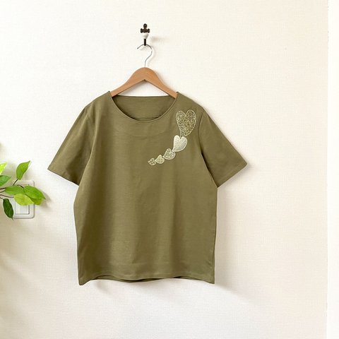 5連ハート刺繍Tシャツ　カーキグリーン