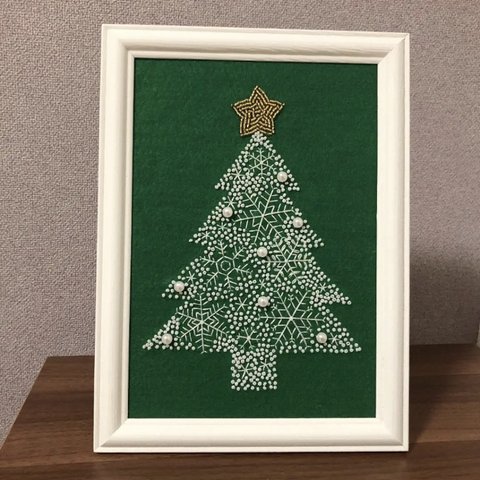 (送料無料)緑と白色　刺繍とビーズのクリスマスツリー 額入り