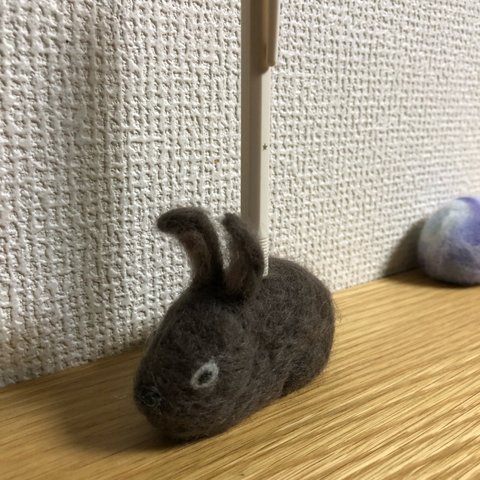 羊毛フェルトで作ったうさぎのペン立て