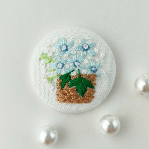 【受注生産】かすみ草とアイスブルーの花かご刺繍ブローチ