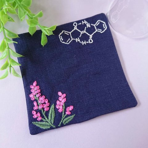 可愛らしい藍の手刺繍コースター【化学構造】