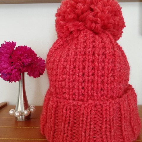 模様編み　ポンポン付ニット帽(明るい赤色)
