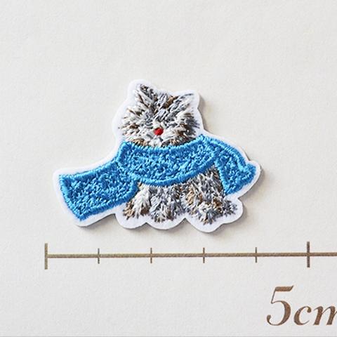 かわいい刺繍ワッペン　タオルとネコ　シール付き　ブルー×Lグレー-A　アップリケ