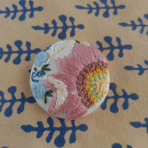 くるみボタンの刺繍ブローチ◆ピンクのお花