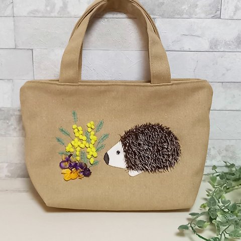 ハンドメイド　ハリネズミとミモザのミニ帆布バッグ　ベージュ　刺繍　アップリケ　ビエラ