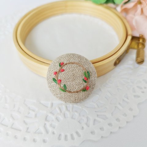 【 ブローチ 】刺繍 くるみボタン