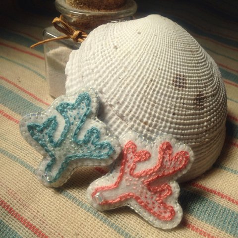 【マーメイド】珊瑚の刺繍パッチンピン