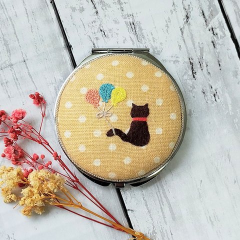 猫と風船🎈刺繍コンパクトミラー☆