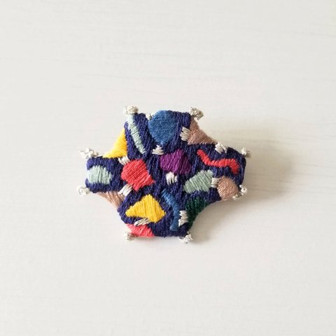 グラフィカル 刺繍ブローチ(ネイビー)