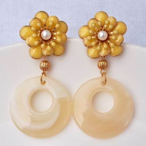 黄色いお花ピアス