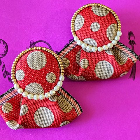 《畳縁 2way ピアス》 紅にアイボリー  水玉紋様の畳縁  ビーズ刺繍 2way ピアス    