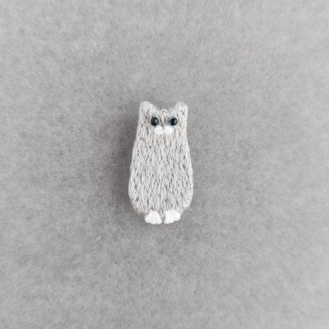 猫の刺繍ブローチ  佇むグレー猫 白ひげ白靴下模様    Embroidery brooch  Cat