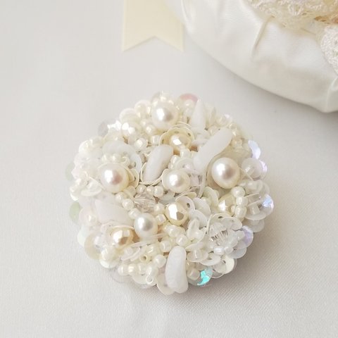 ありったけの白　やさしく輝く白のブローチ　サージカルステンレス　FLOWERCROWNブローチ