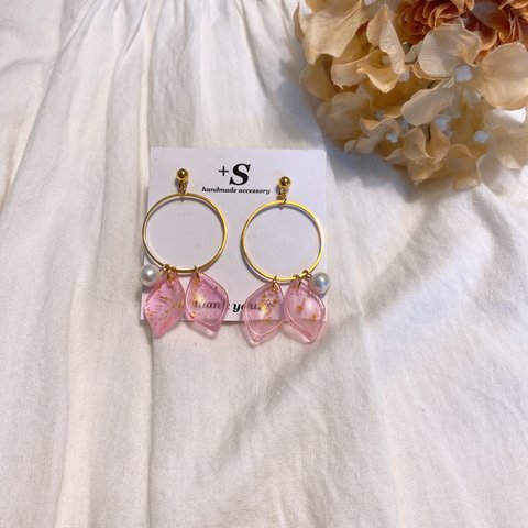 【S-067】ちっちゃなアクリル花びらとコットンパールのピアス