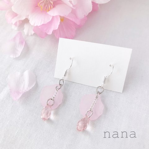 桜の花びらと雫ピアス