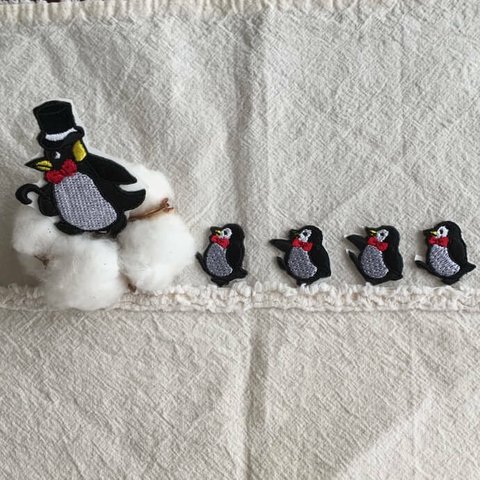 ペンギン親子の行進［シルクハット&蝶ネクタイ］刺繍ステッカーワッペン
