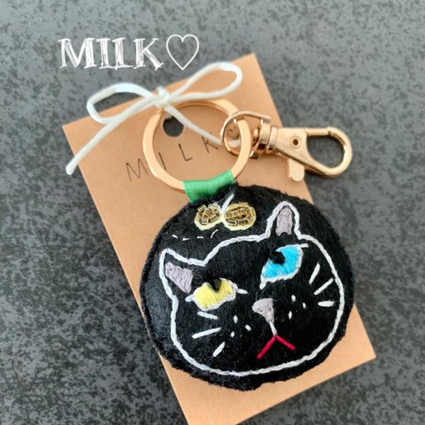 幸運　オッドアイ　猫　黒猫　キャット　刺繍キーチャーム　刺繍キーホルダー　刺繍バックチャーム　キーチャーム　キーホルダー　バックチャーム