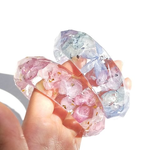 〜箔/ラメ入り色を選べる紫陽花のバングル〜　アジサイ　アナベル　クリア　レジン　花　ドライフラワー　パステル　紫陽花　プリザーブドフラワー　アロマ　ハーバリウム　インテリア　ターコイズ　魚