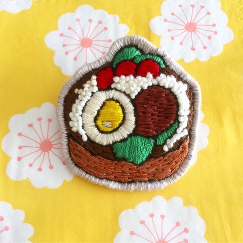 ロコモコ弁当の刺繍ブローチ