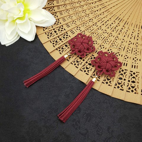 八重菊結びのタッセルピアス・イヤリング（エンジ） 和風 中華風 チャイナ 中国結び 飾り結び 組紐